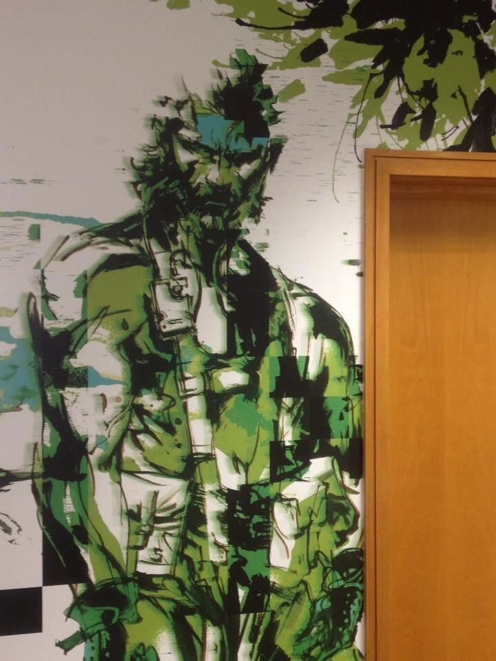 Les bureaux de Konami UK aux couleurs de Yoji Shinkawa