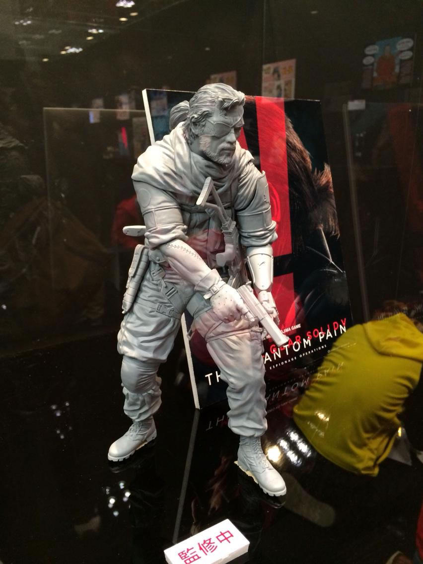 MGSV : Kojima Productions dvoile deux ombres d'un mystrieux bipde en figurine