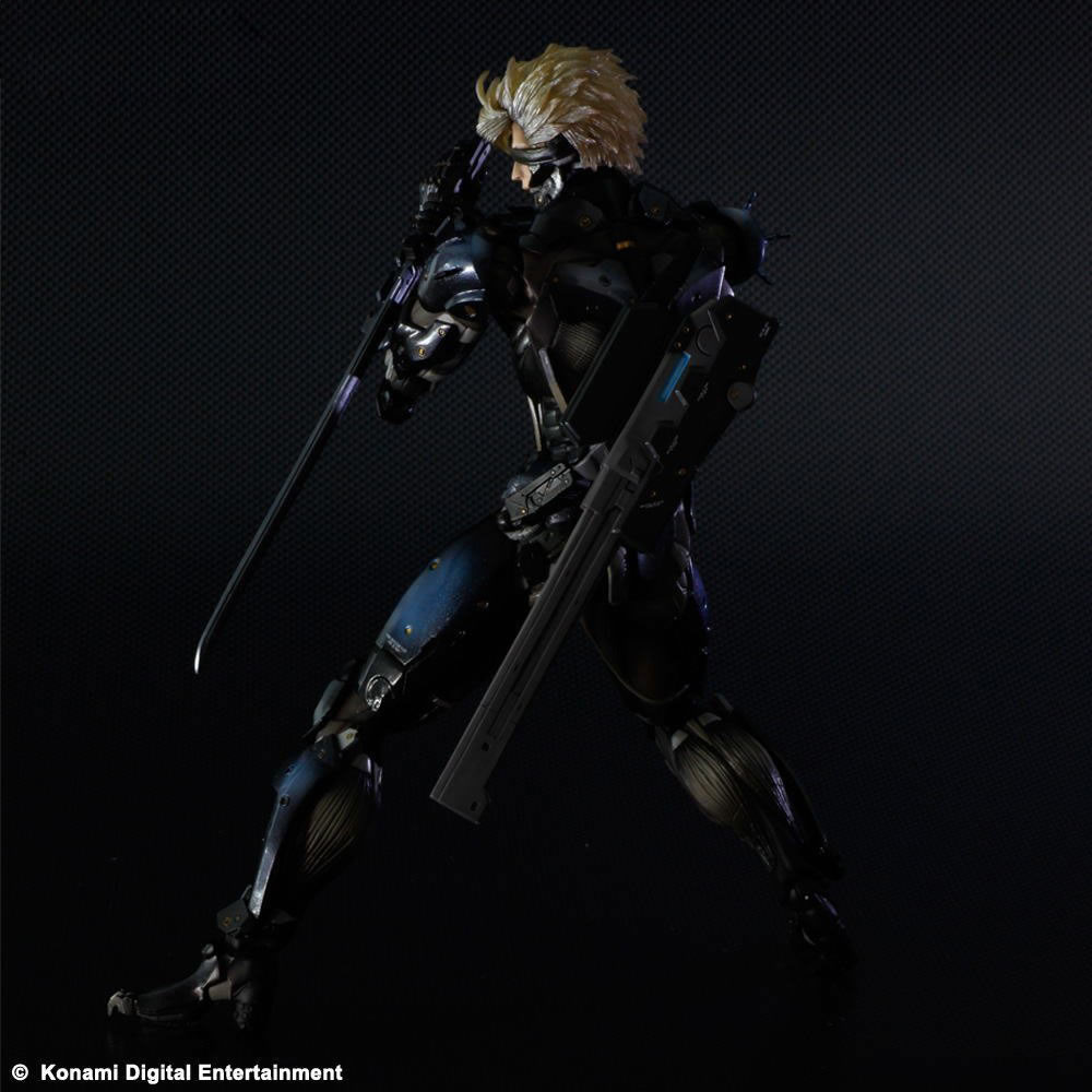 La figurine de Raiden prend la pose