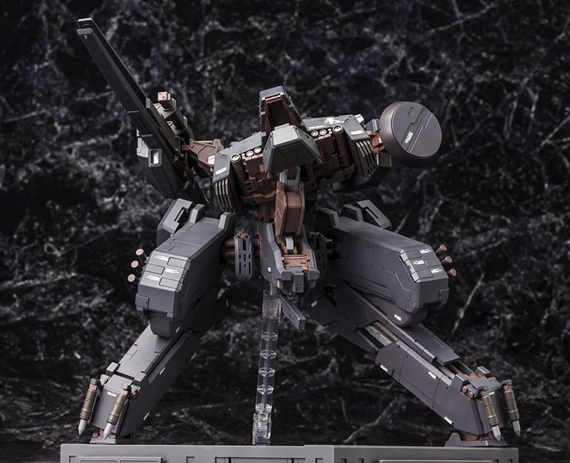 Un Metal Gear Rex noir chez Kotobukiya, sign Yoji Shinkawa