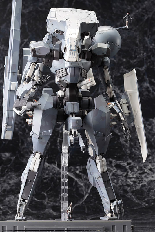 Le Metal Gear Sahelanthropus de Kotobukiya dat avec un poster de Yoji Shinkawa